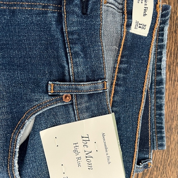 Abercrombie & Fitch High Rise Mom Jeans - Picture 4 of 4